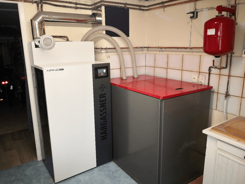 Chaudière à granulés de bois Hargassner Nano PK avec mini silo de 500 Kg